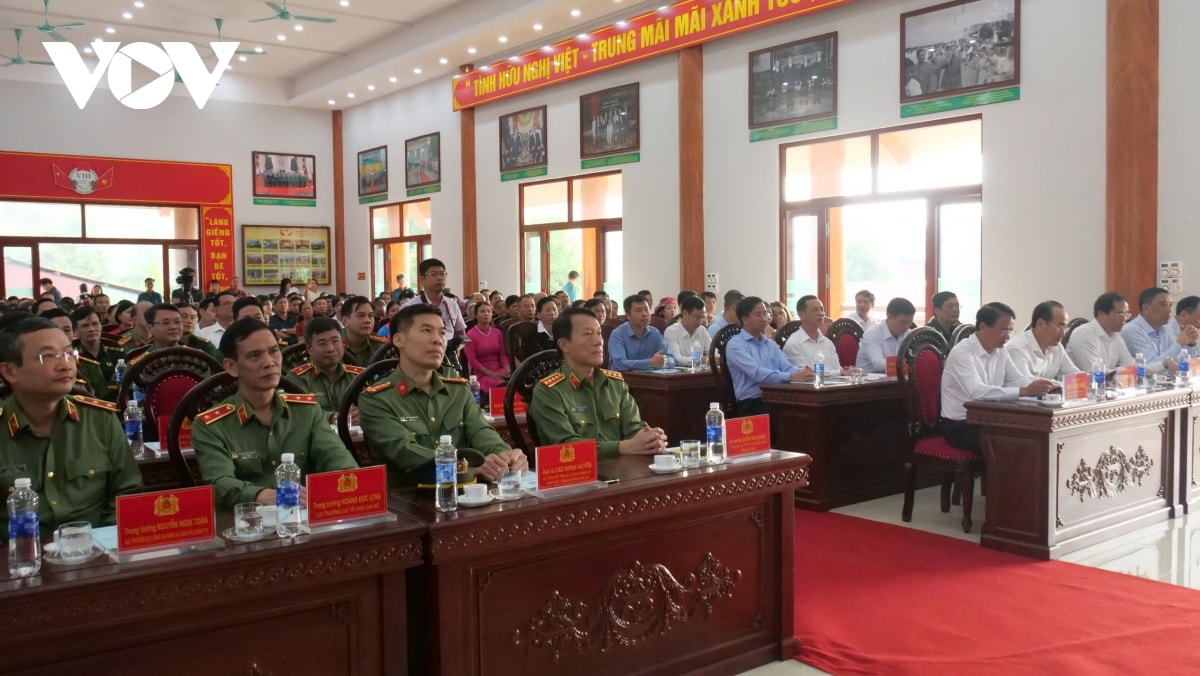 bộ trưởng lương tam quang dự ngày hội Đại đoàn kết cùng người dân lào cai hình ảnh 2 bo truong luong tam quang du ngay hoi Dai doan ket cung nguoi dan lao cai hinh anh 2