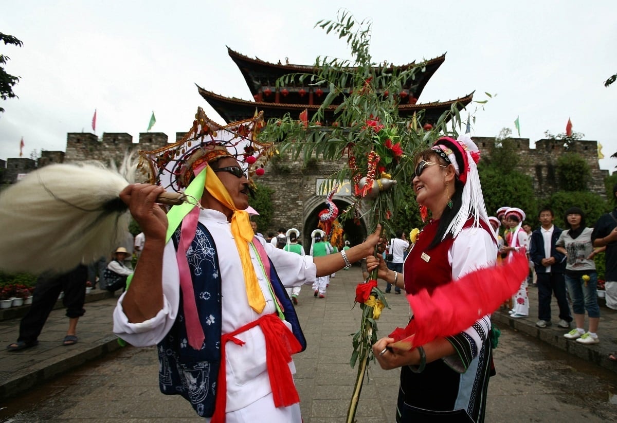 Người dân tộc Bạch có thể tự do gặp gỡ tình cũ trong thời gian diễn ra lễ hội Nhiễm Tam Linh. (Ảnh: Baidu)