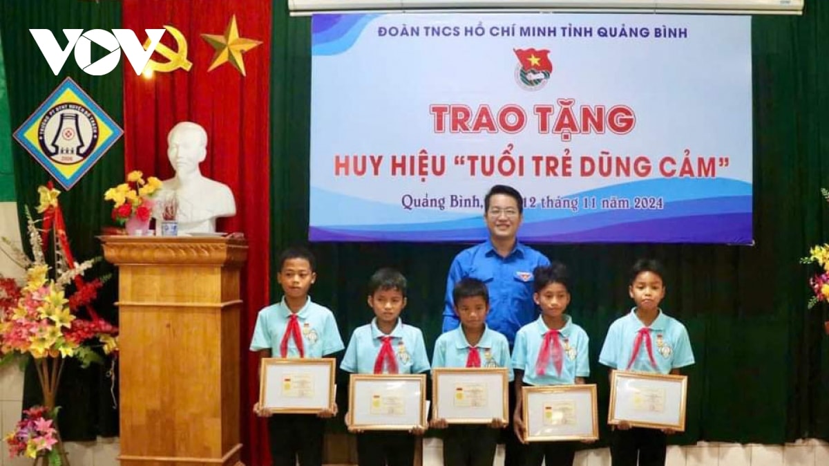 trao huy hieu tuoi tre dung cam tang 5 hoc sinh cuu nguoi duoi nuoc hinh anh 1