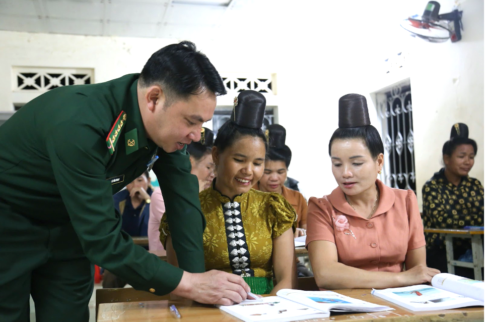 Thầy giáo quân hàm xanh 21 năm miệt mài duy trì 'lớp bình dân học vụ' - 2