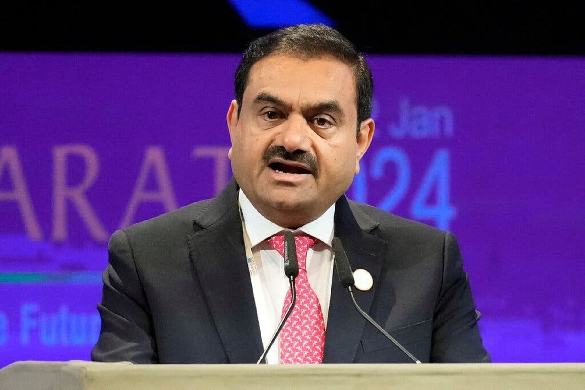 Gautam Adani và các cộng sự bị cáo buộc hối lộ hơn 250 triệu USD để có được các hợp đồng năng lượng mặt trời béo bở.