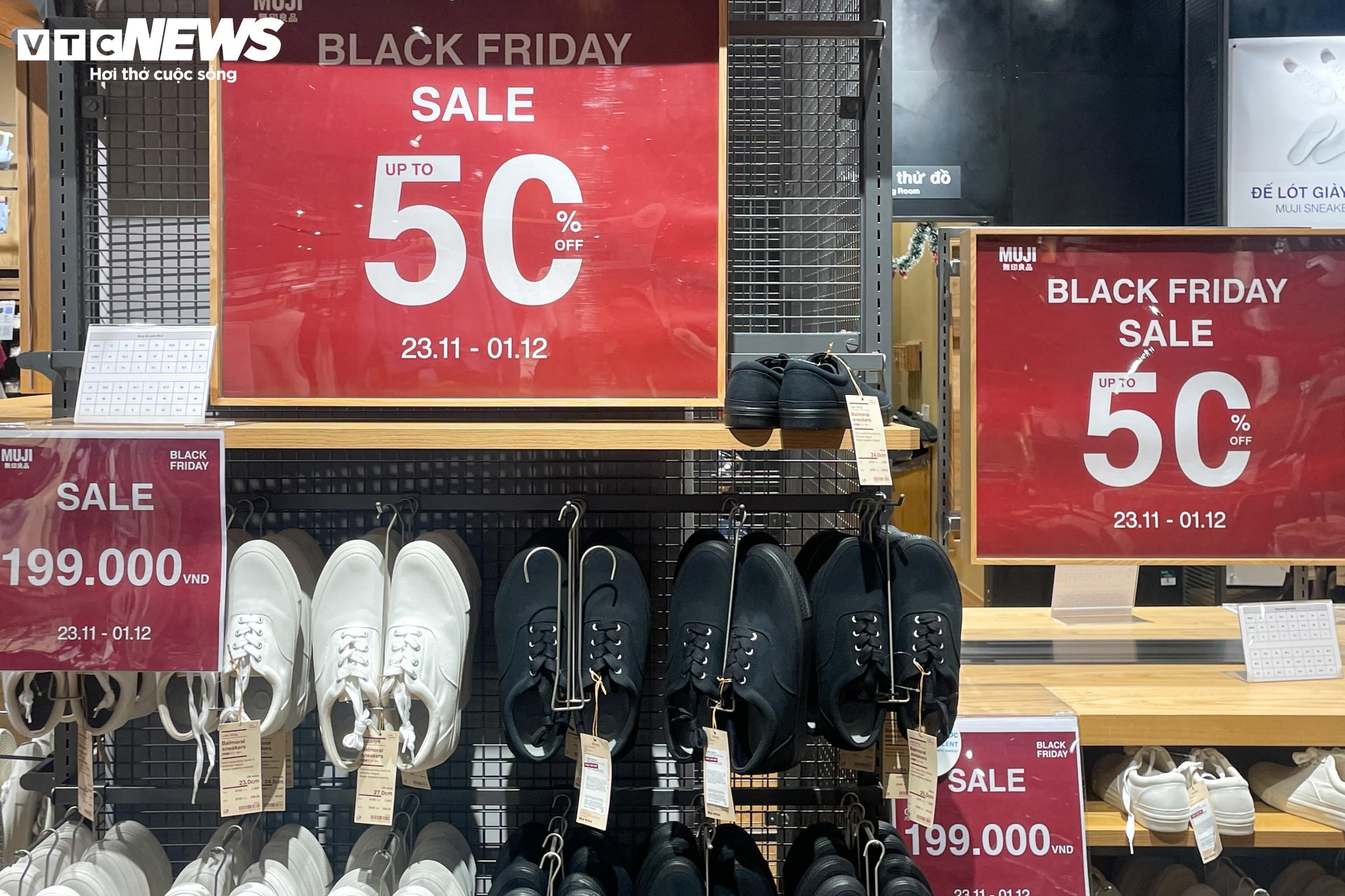 Cửa hàng ở Hà Nội giảm giá 'đỉnh nóc, kịch trần' tới 90% nhân Black Friday - 13