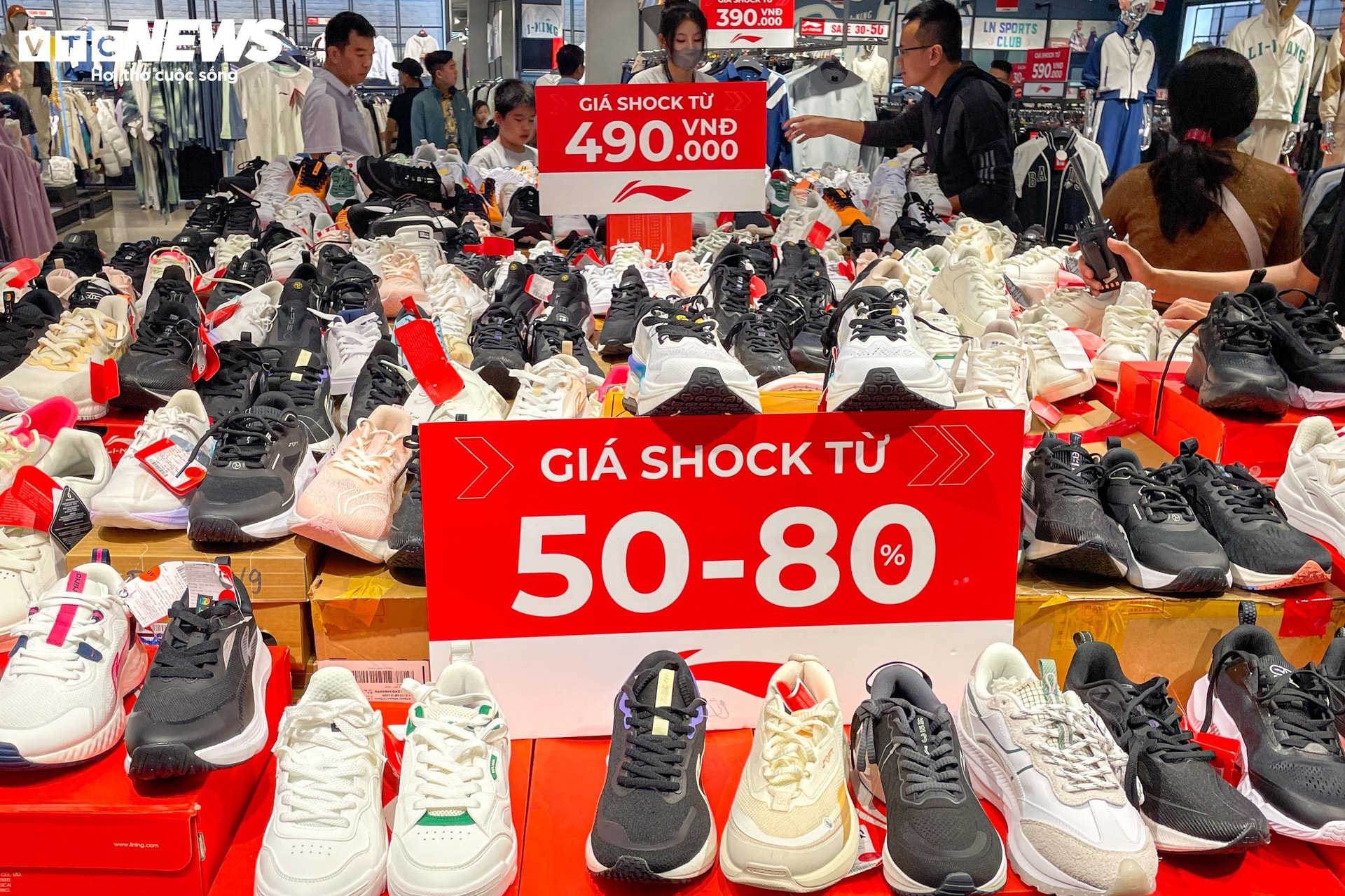 Cửa hàng ở Hà Nội giảm giá 'đỉnh nóc, kịch trần' tới 90% nhân Black Friday - 15