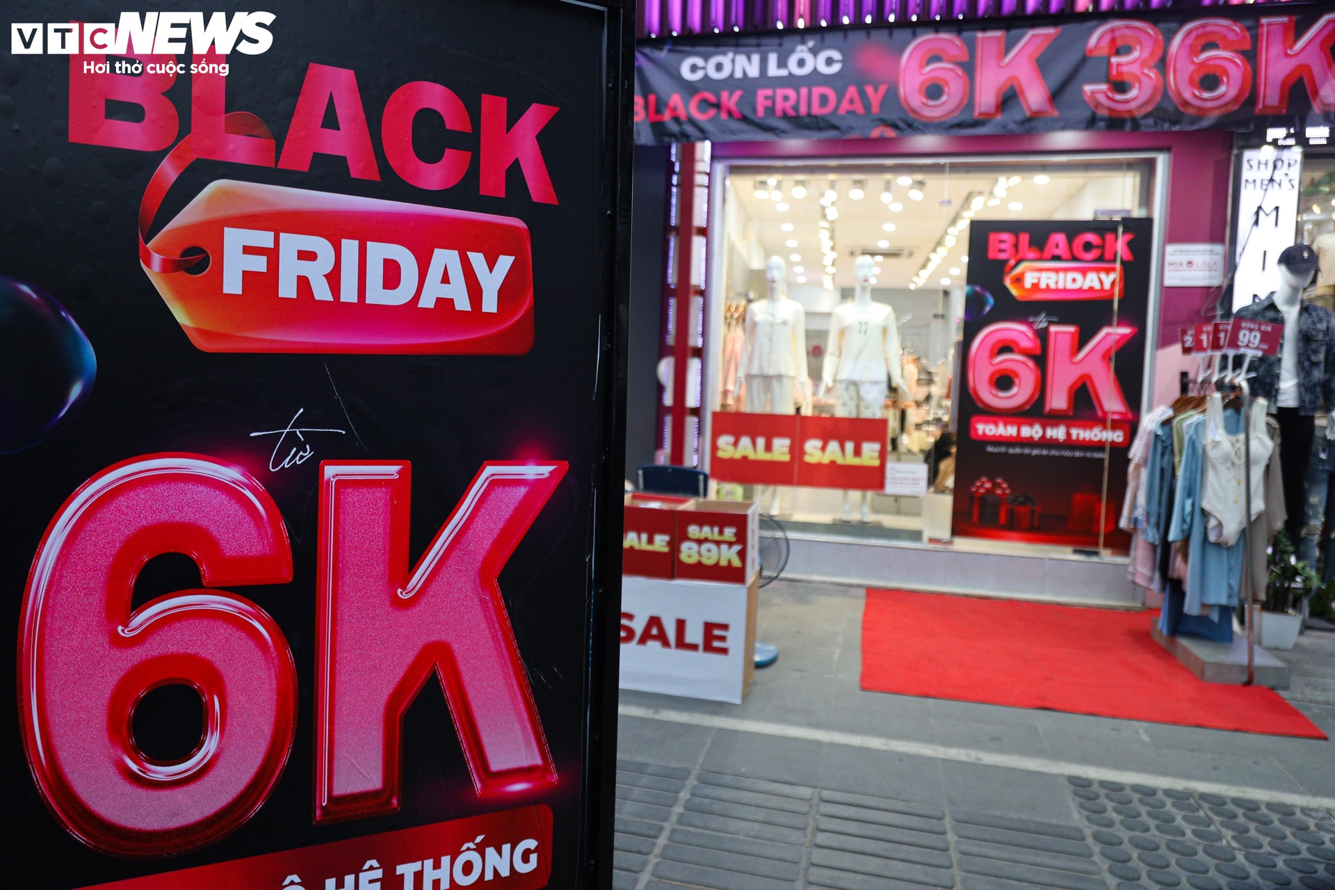 Black Friday là một trong những ngày hội mua sắm siêu giảm giá lớn nhất năm. Đây là dịp để các thương hiệu nổi tiếng tung hàng loạt chương trình hấp dẫn nhằm thu hút khách hàng, tăng doanh thu cuối năm.