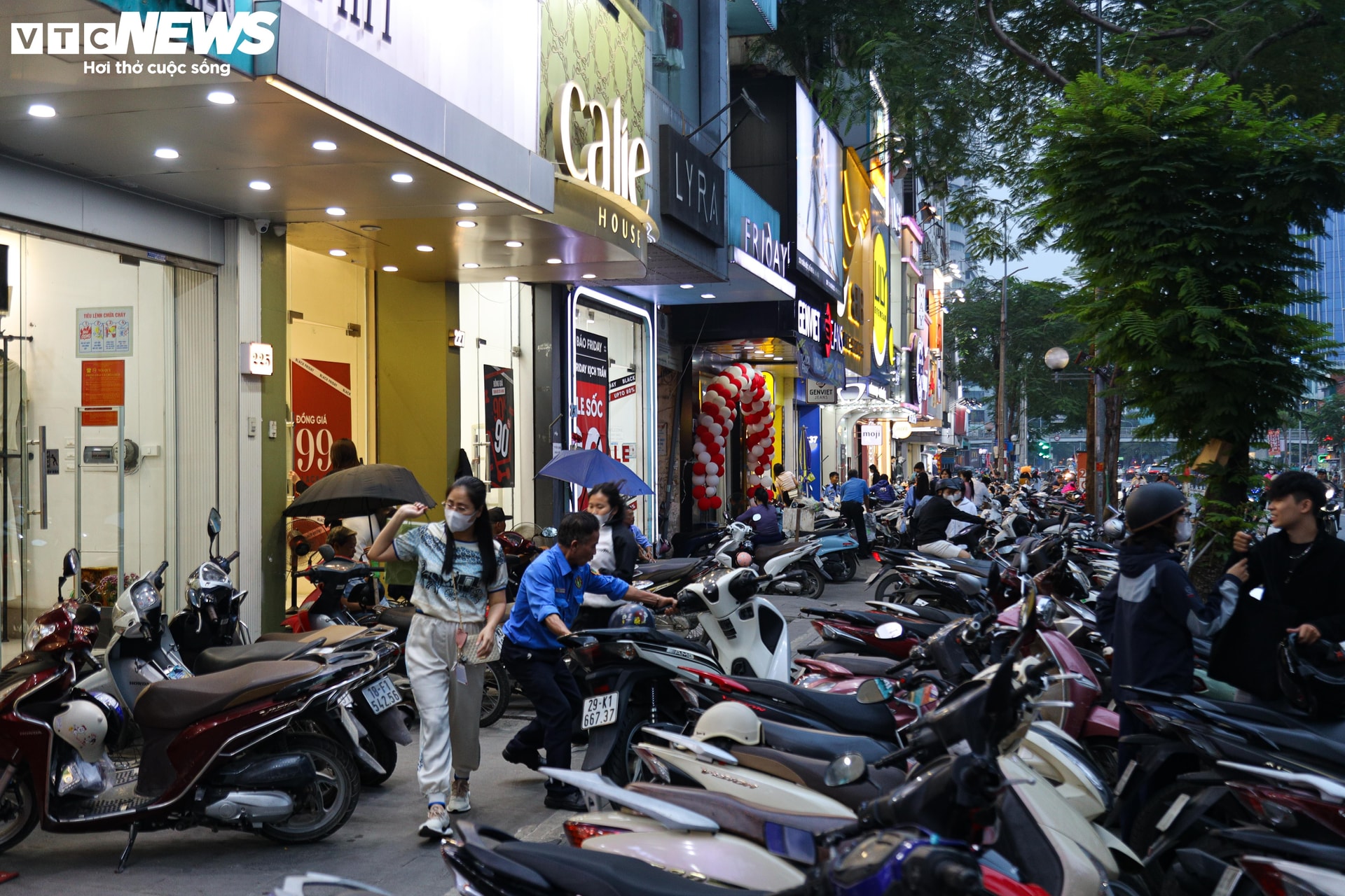 Tại Hà Nội, không khí mua sắm đã rất tấp nập trong vài ngày gần đây. Trên các đường phố, biển hiệu quảng cáo 