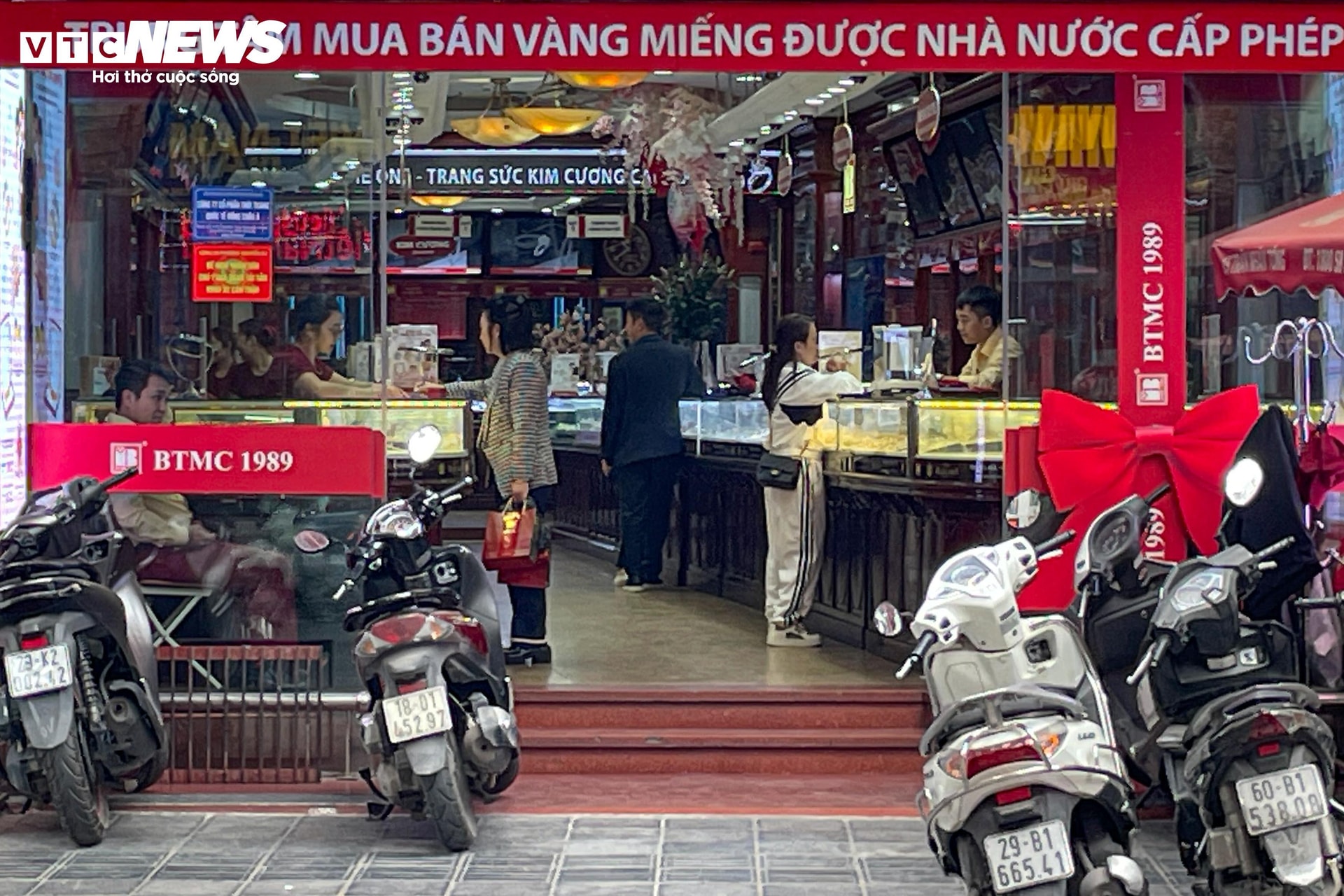 Mở bán vàng nhẫn không giới hạn, cửa hàng vẫn bất ngờ vắng khách - 2