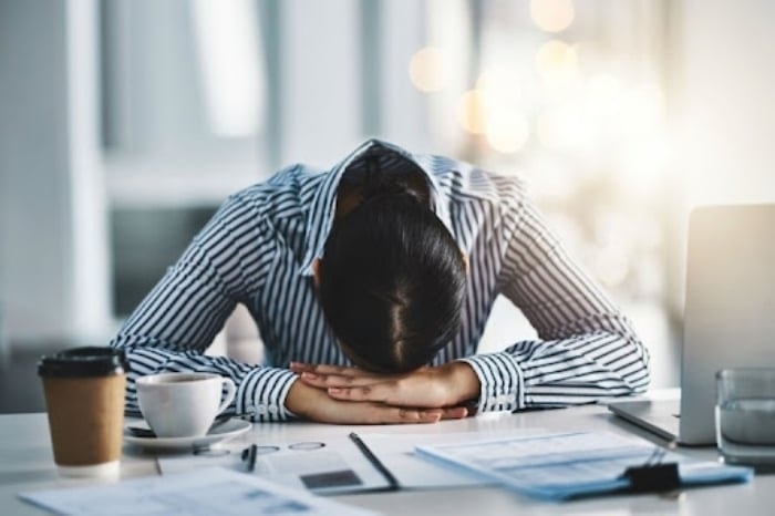 Làm việc quá sức dẫn đến stress, rối loạn giấc ngủ, thậm chí trầm cảm. (Ảnh minh hoạ)