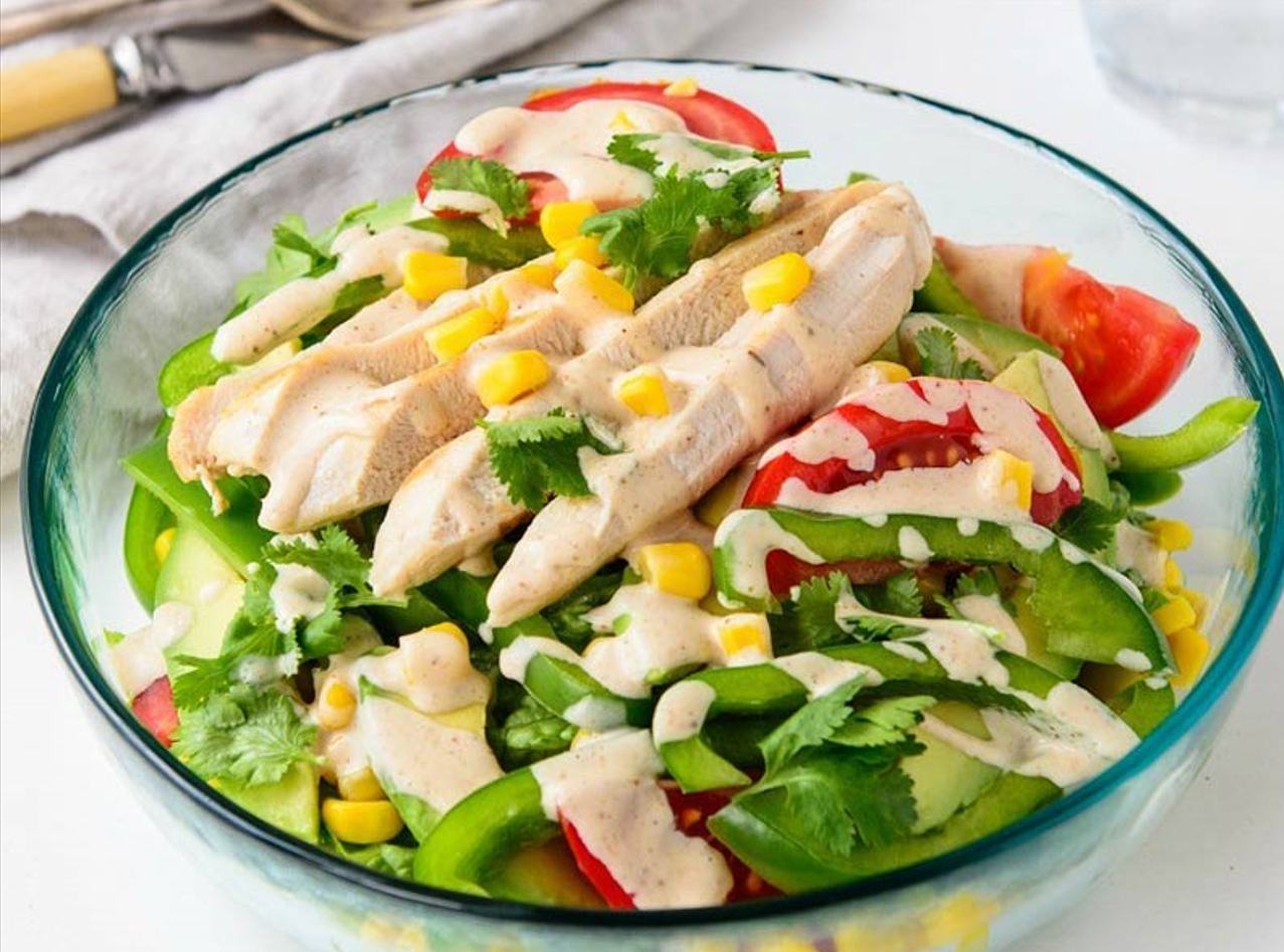 Món salad ức gà thơm ngon. (Ảnh: chefstudio)