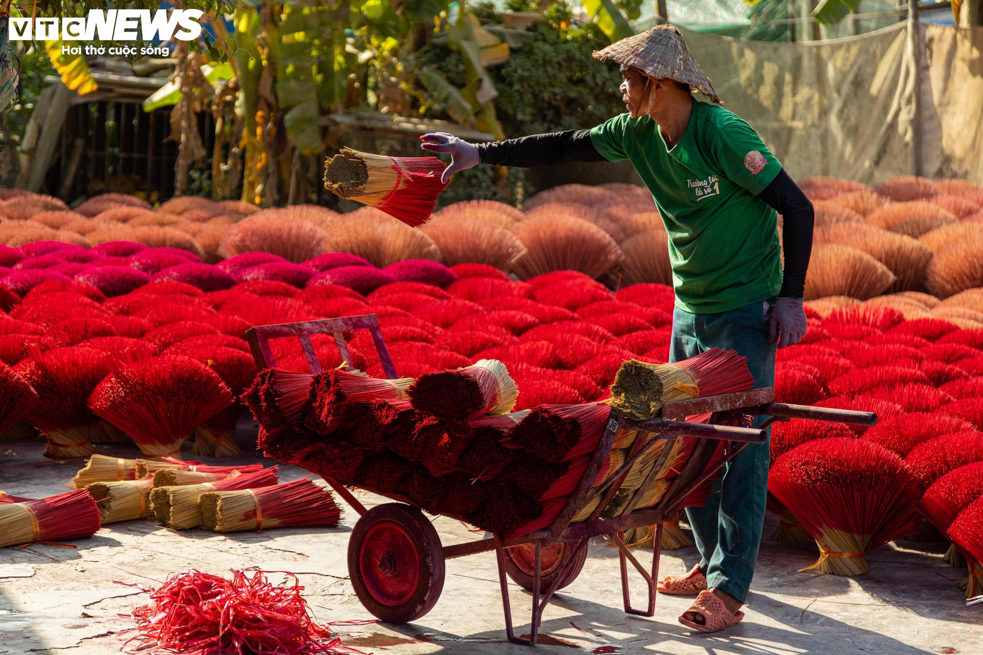 Theo người dân tại đây, công việc làm tăm hương diễn ra quanh năm, nhưng trở nên thực sự sôi động vào những tháng cuối năm. 