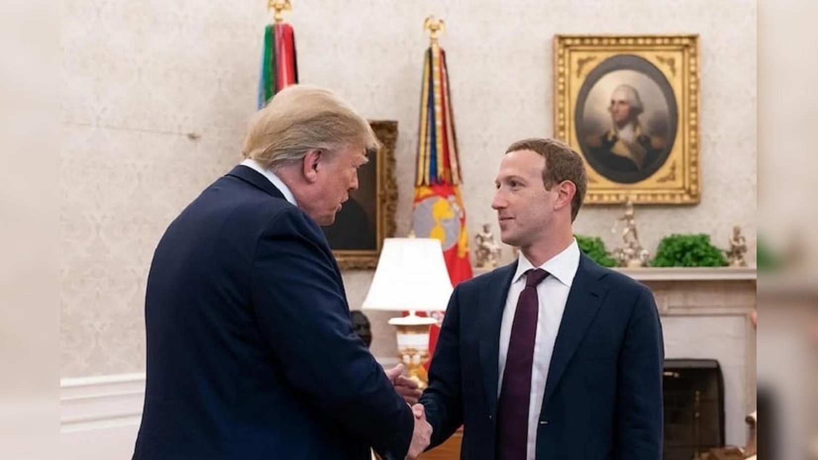 Ông Donald Trump và ông Mark Zuckerberg trong một cuộc gặp.