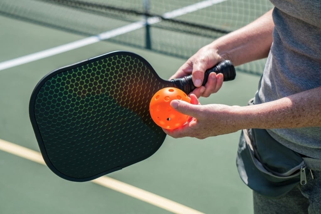 Pickleball giống tennis, bóng bàn, cầu lông, là bài tập vận động hỗn hợp sức mạnh, tốc độ, sức bền. (Ảnh minh hoạ)