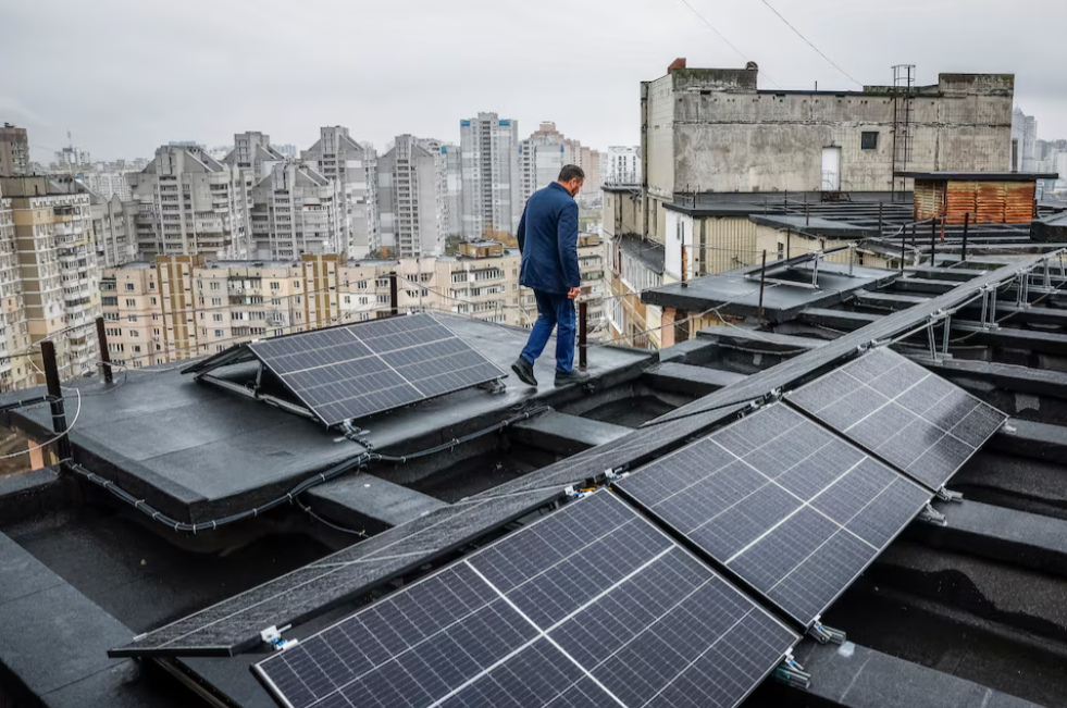 Các tấm pin năng lượng mặt trời trên nóc một tòa nhà chung cư ở Kiev, Ukraine. (Ảnh: Reuters)