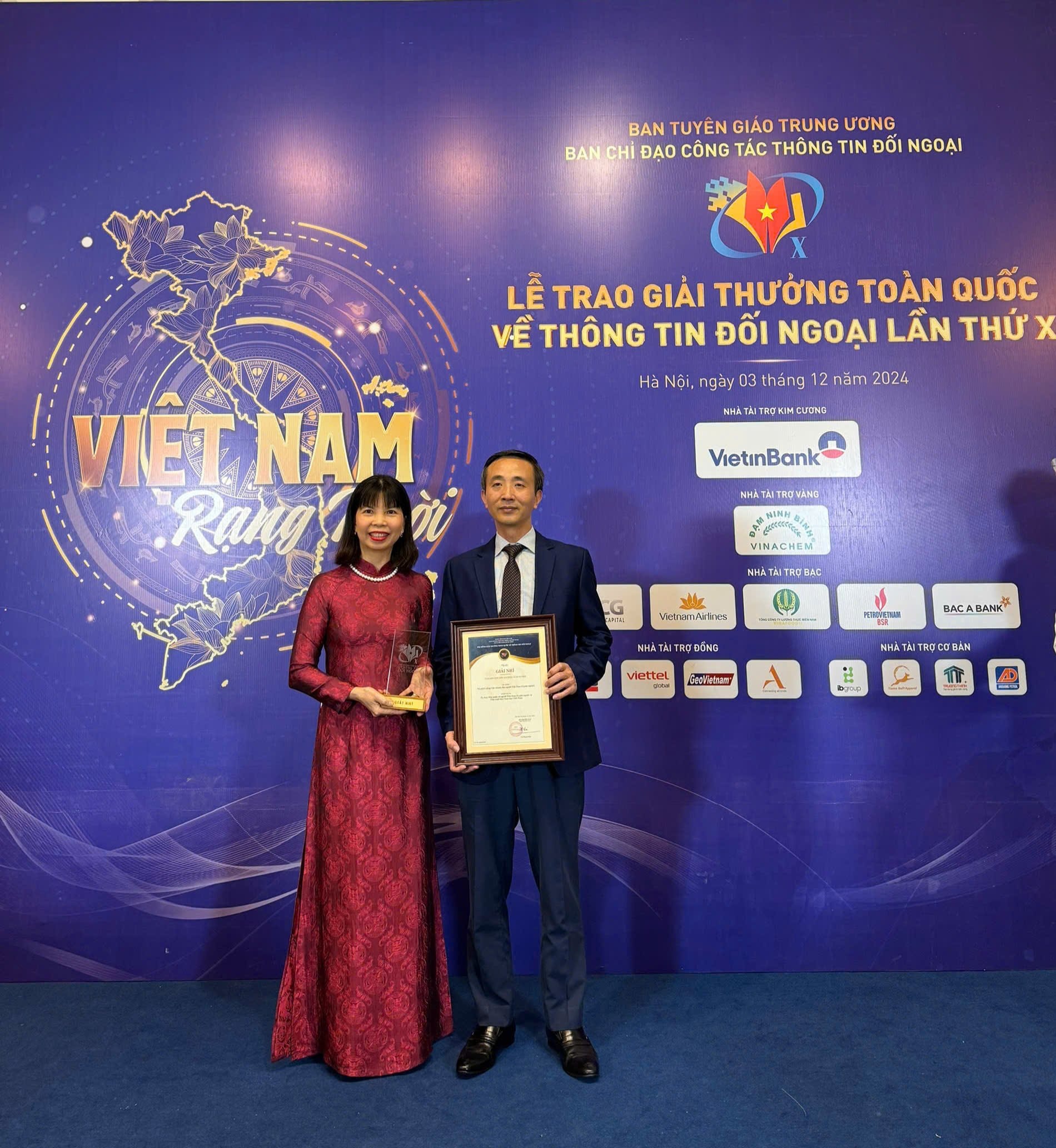 Bà Phạm Thị Kim Hoa – Vụ trưởng Vụ Thông tin Văn hoá, Uỷ ban Nhà nước về người Việt Nam ở nước ngoài và ông Nguyễn Chí Bính – Phó Tổng Giám đốc Nhà xuất bản Giáo dục Việt Nam nhận Giải thưởng toàn quốc về thông tin đối ngoại lần thứ X.