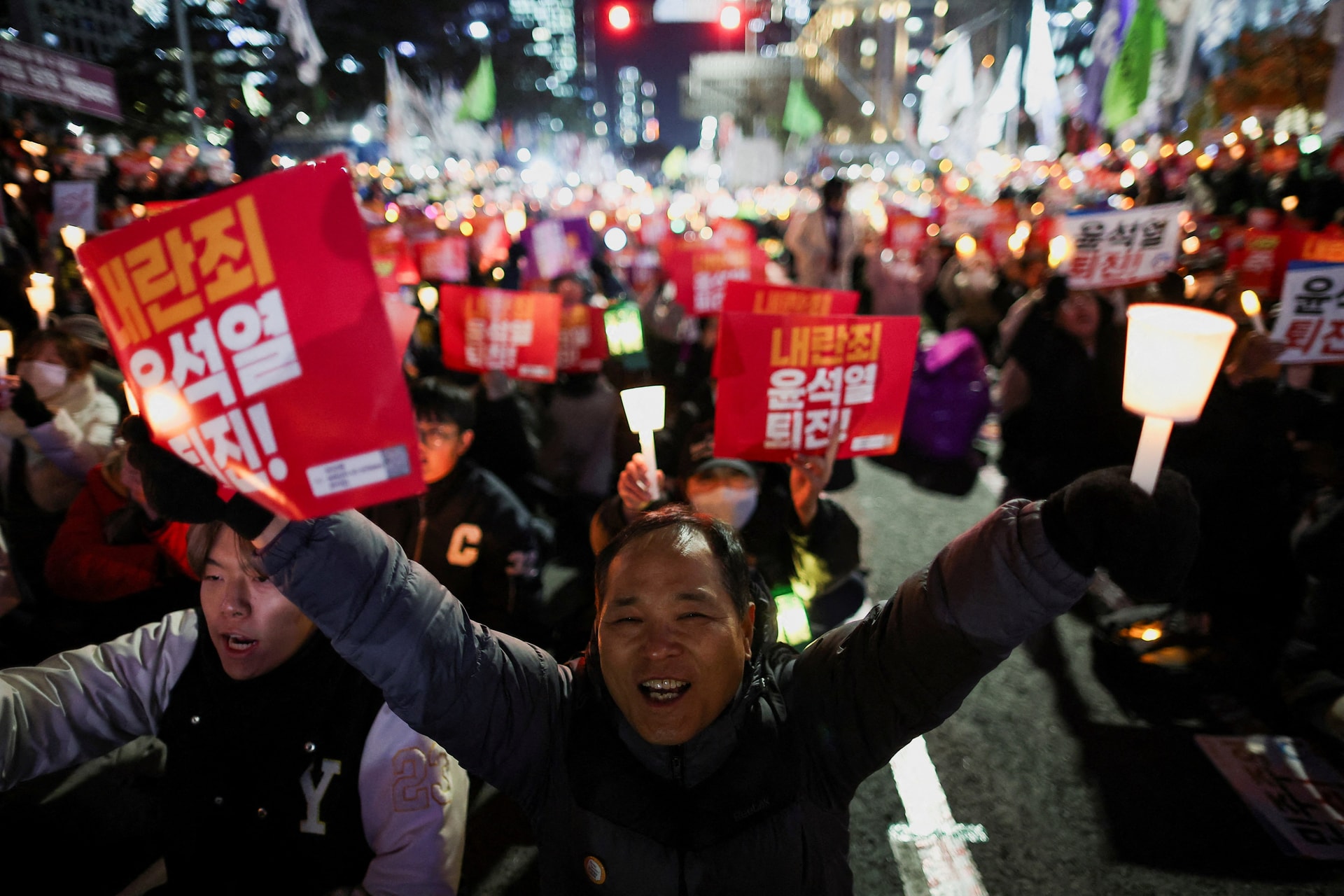 Người dân Hàn Quốc biểu tình trước toà nhà Quốc hội hôm 6/12. (Ảnh: Reuters)