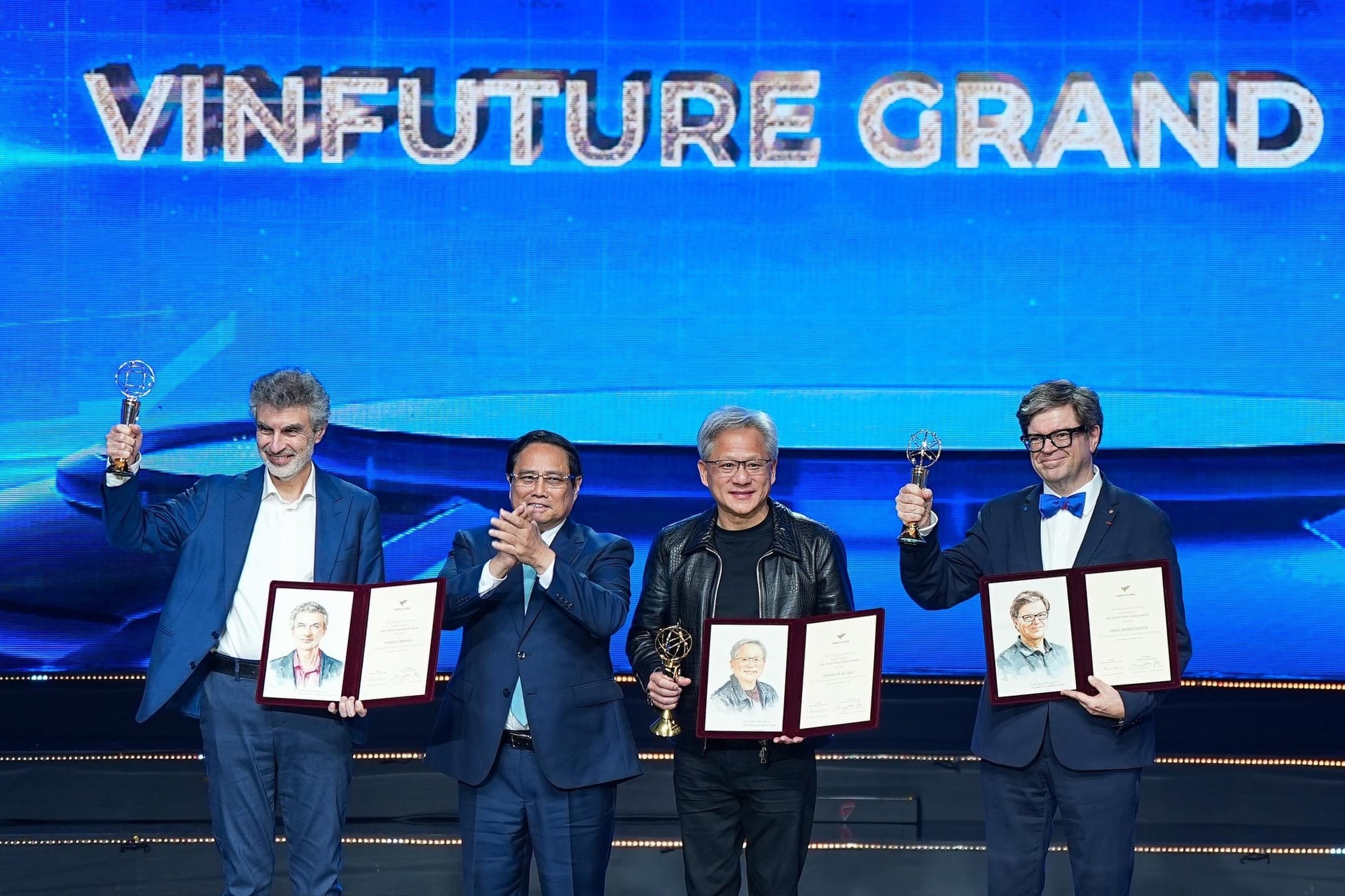 Thủ tướng Phạm Minh Chính trao giải cho ba trong số năm nhà khoa học đạt giải chính VinFuture 2024.