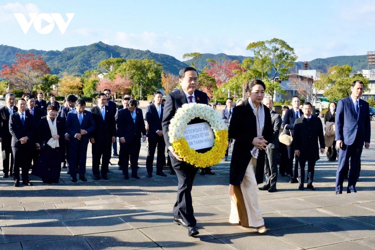 chu tich quoc hoi dat vong hoa tuong niem nan nhan bom nguyen tu nagasaki hinh anh 1