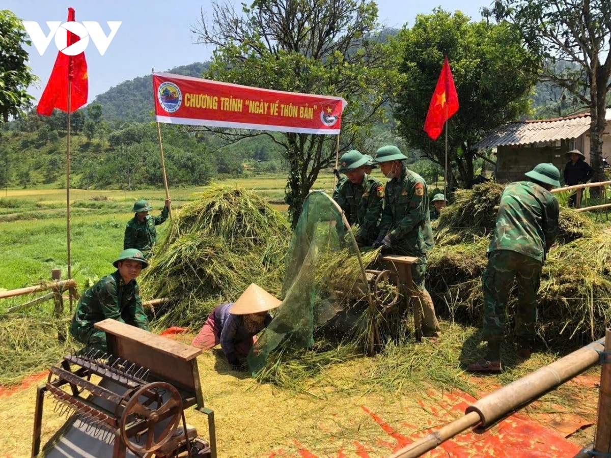 ben chat tinh quan dan noi bien gioi hinh anh 2