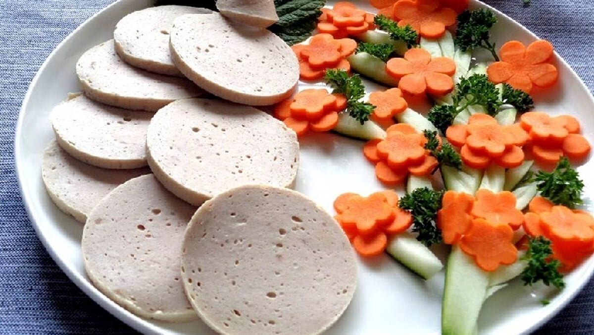 Giò chả ngon có mùi vị đặc trưng, sau khi nuốt vị còn đọng lại nơi cuống họng. Khi nhai, giò chả sạch có vị thơm ngọt, mềm, không bị bã, không có cảm giác khô rắn. (Ảnh: Oceanlaw)