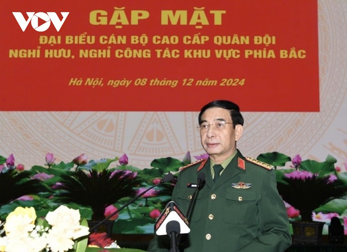 Dai tuong phan van giang gap mat can bo cao cap quan doi nghi huu, nghi cong tac hinh anh 2