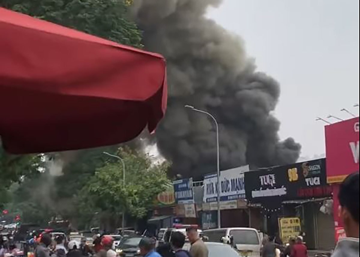 cháy quán ăn trên phố võ thị sáu, hà nội, khói bốc cao hàng chục mét hình ảnh 2 chay quan an tren pho vo thi sau, ha noi, khoi boc cao hang chuc met hinh anh 2
