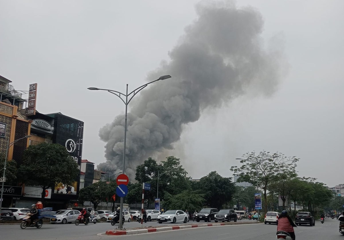 cháy quán ăn trên phố võ thị sáu, hà nội, khói bốc cao hàng chục mét hình ảnh 3 chay quan an tren pho vo thi sau, ha noi, khoi boc cao hang chuc met hinh anh 3