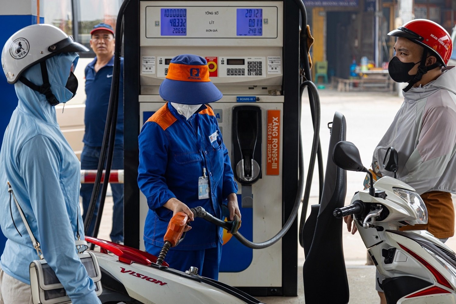 Giá xăng dầu trong nước ngày mai được dự báo giảm nhẹ. (Ảnh minh họa: Minh Đức).