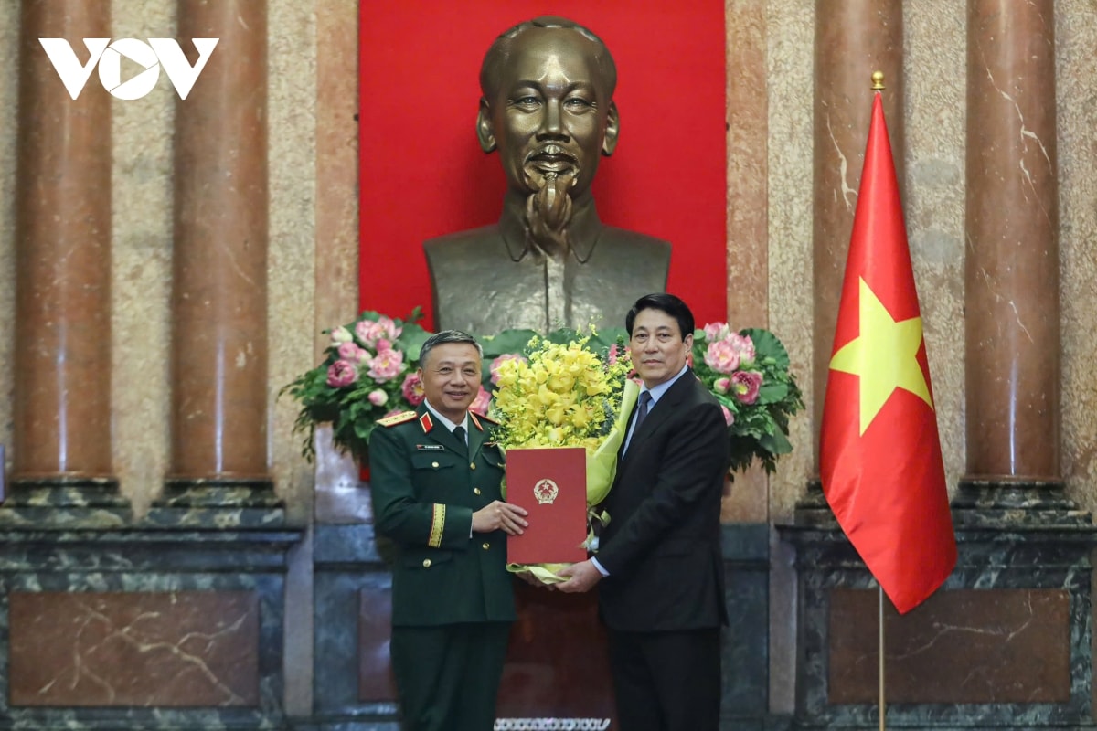 chủ tịch nước trao quân hàm thượng tướng cho ông lê quang minh hình ảnh 2 chu tich nuoc trao quan ham thuong tuong cho ong le quang minh hinh anh 2