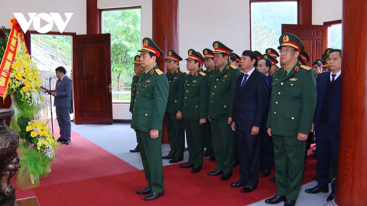 bộ trưởng bộ quốc phòng dâng hương tưởng niệm Đại tướng võ nguyên giáp hình ảnh 1 bo truong bo quoc phong dang huong tuong niem Dai tuong vo nguyen giap hinh anh 1