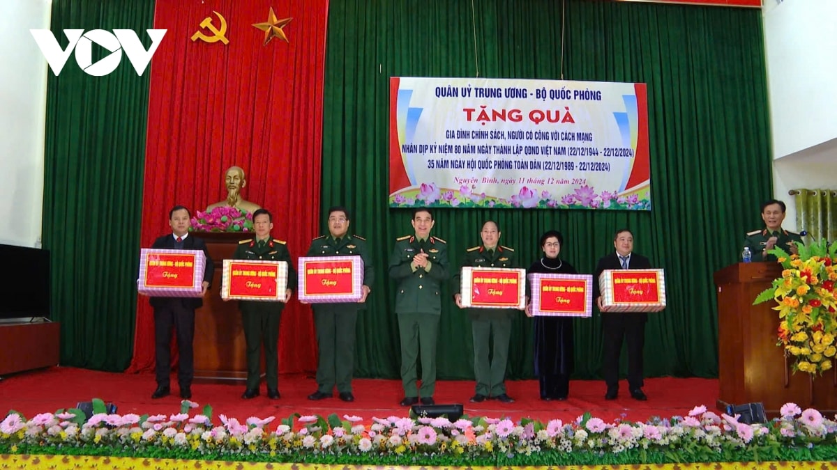 bộ trưởng bộ quốc phòng dâng hương tưởng niệm Đại tướng võ nguyên giáp hình ảnh 2 bo truong bo quoc phong dang huong tuong niem Dai tuong vo nguyen giap hinh anh 2