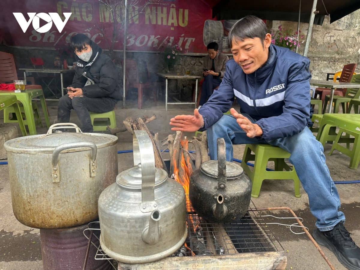 nguoi lao dong co ro muu sinh giua gia ret tren duong pho ha noi hinh anh 11