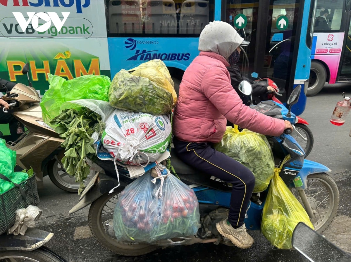 nguoi lao dong co ro muu sinh giua gia ret tren duong pho ha noi hinh anh 3