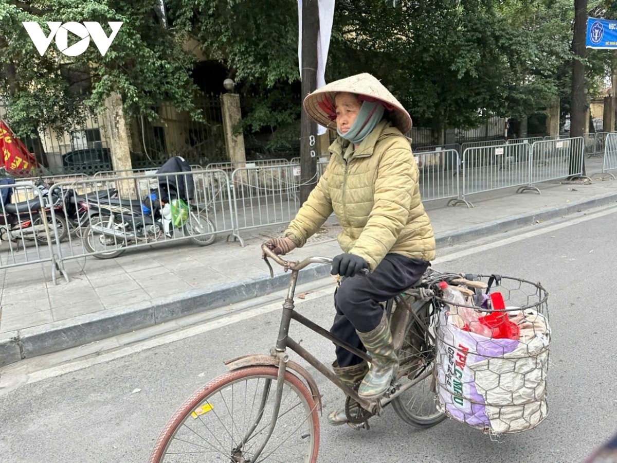 nguoi lao dong co ro muu sinh giua gia ret tren duong pho ha noi hinh anh 4