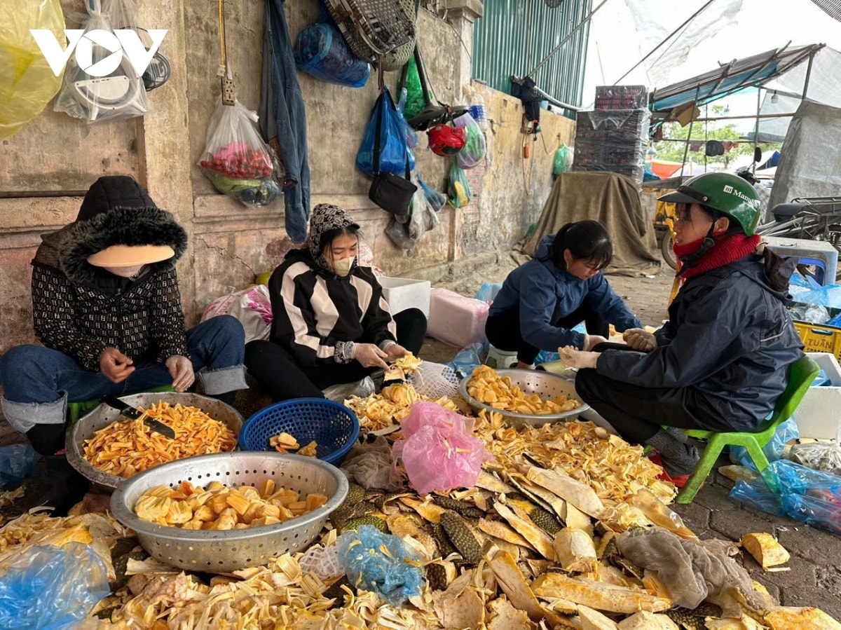 nguoi lao dong co ro muu sinh giua gia ret tren duong pho ha noi hinh anh 6