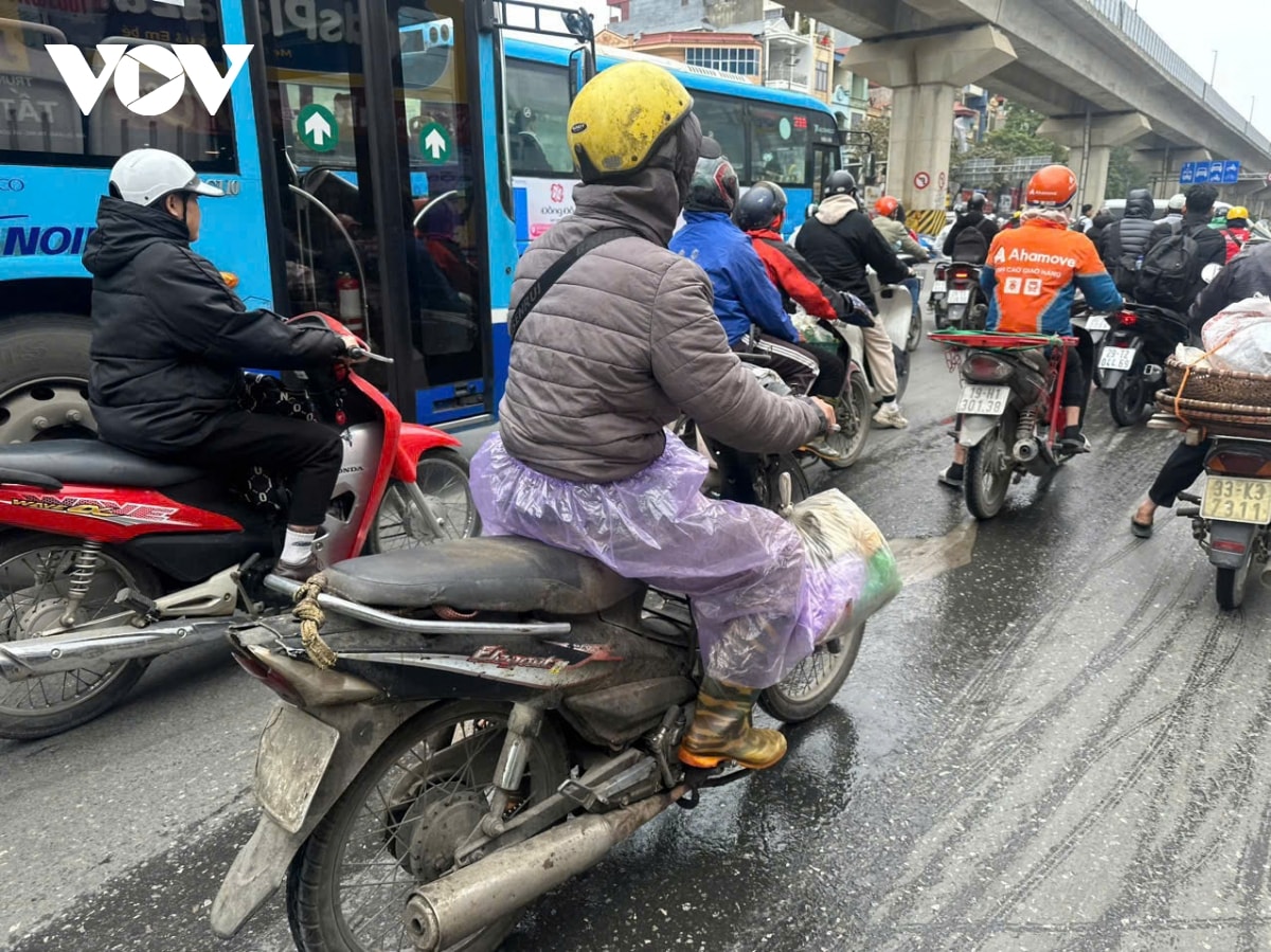 nguoi lao dong co ro muu sinh giua gia ret tren duong pho ha noi hinh anh 9