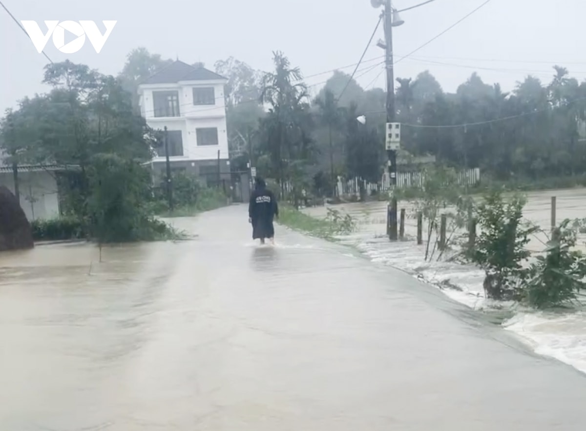 nuoc lu ve khien nhieu nha dan o Duc pho, quang ngai bi ngap hinh anh 1