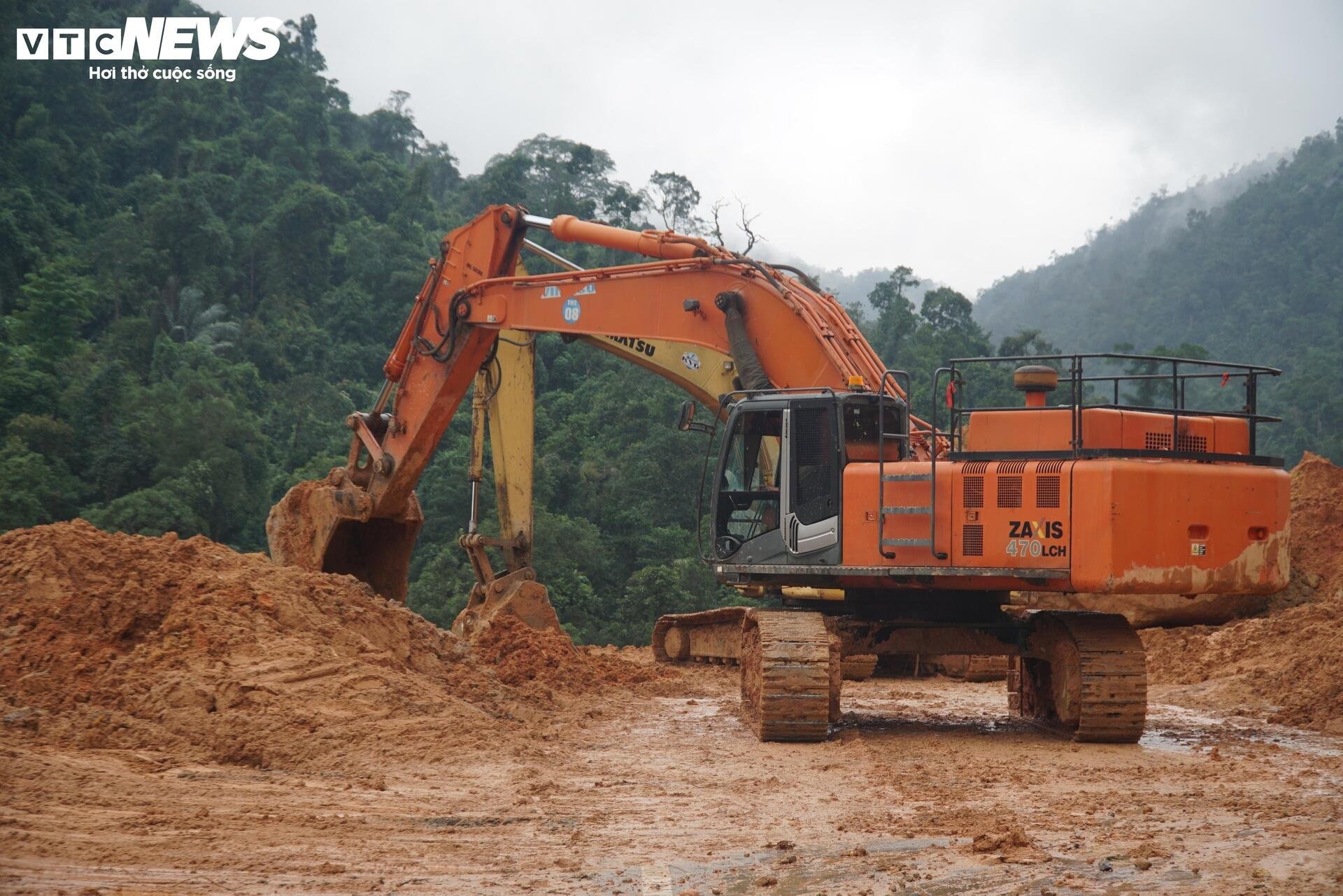 Cận cảnh hàng ngàn khối đất đá sạt lở xuống đường đèo Khánh Lê - 7