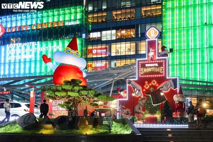 Lotte Center trang trí bằng một ông già Noel bơm hơi cùng phong cách trang trí cổ điển. (Ảnh: Minh Đức)