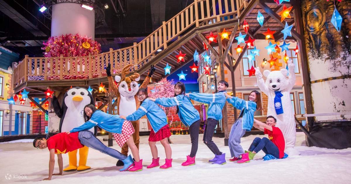 Các hoạt động vui chơi tại Snow Town Sài Gòn. (Ảnh: Klook)