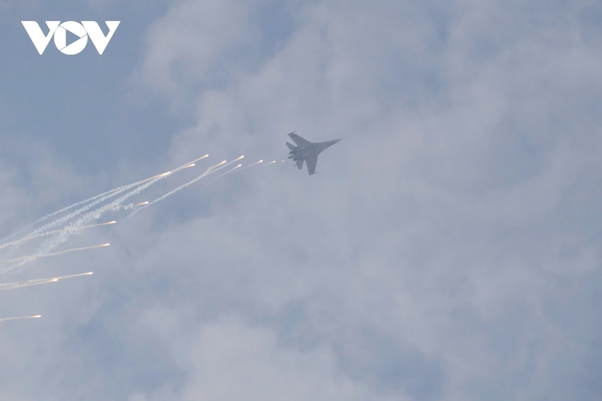 may bay su-30mk trinh dien tuyet ky vong khoan tha bay moi tren bau troi ha noi hinh anh 6