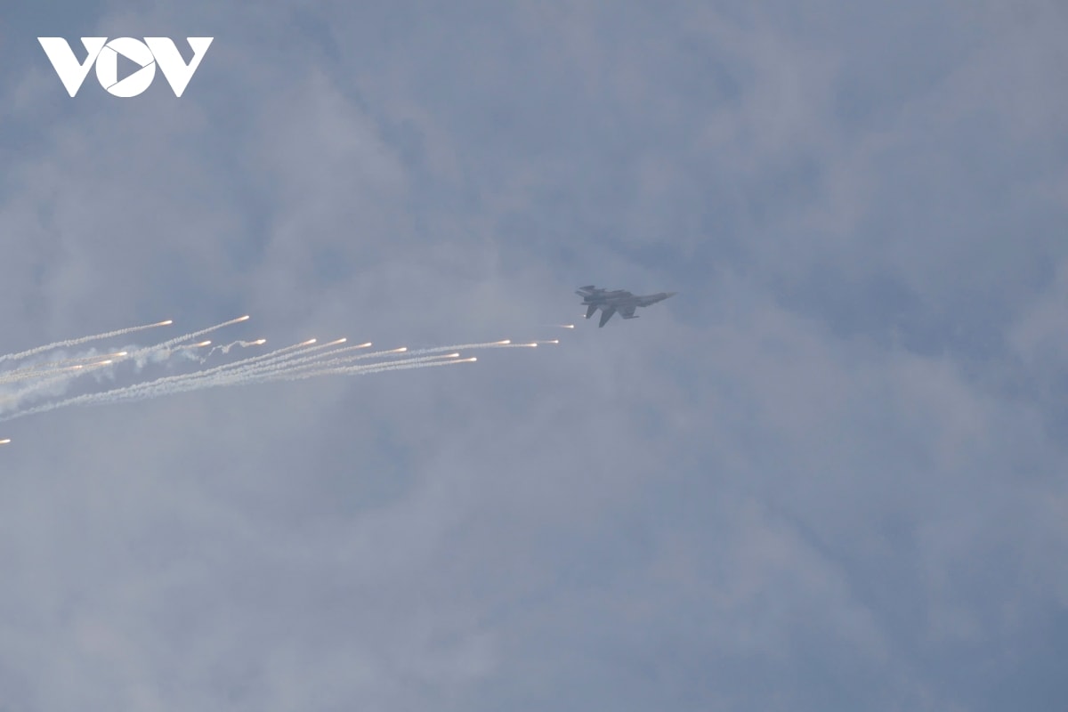 may bay su-30mk trinh dien tuyet ky vong khoan tha bay moi tren bau troi ha noi hinh anh 7