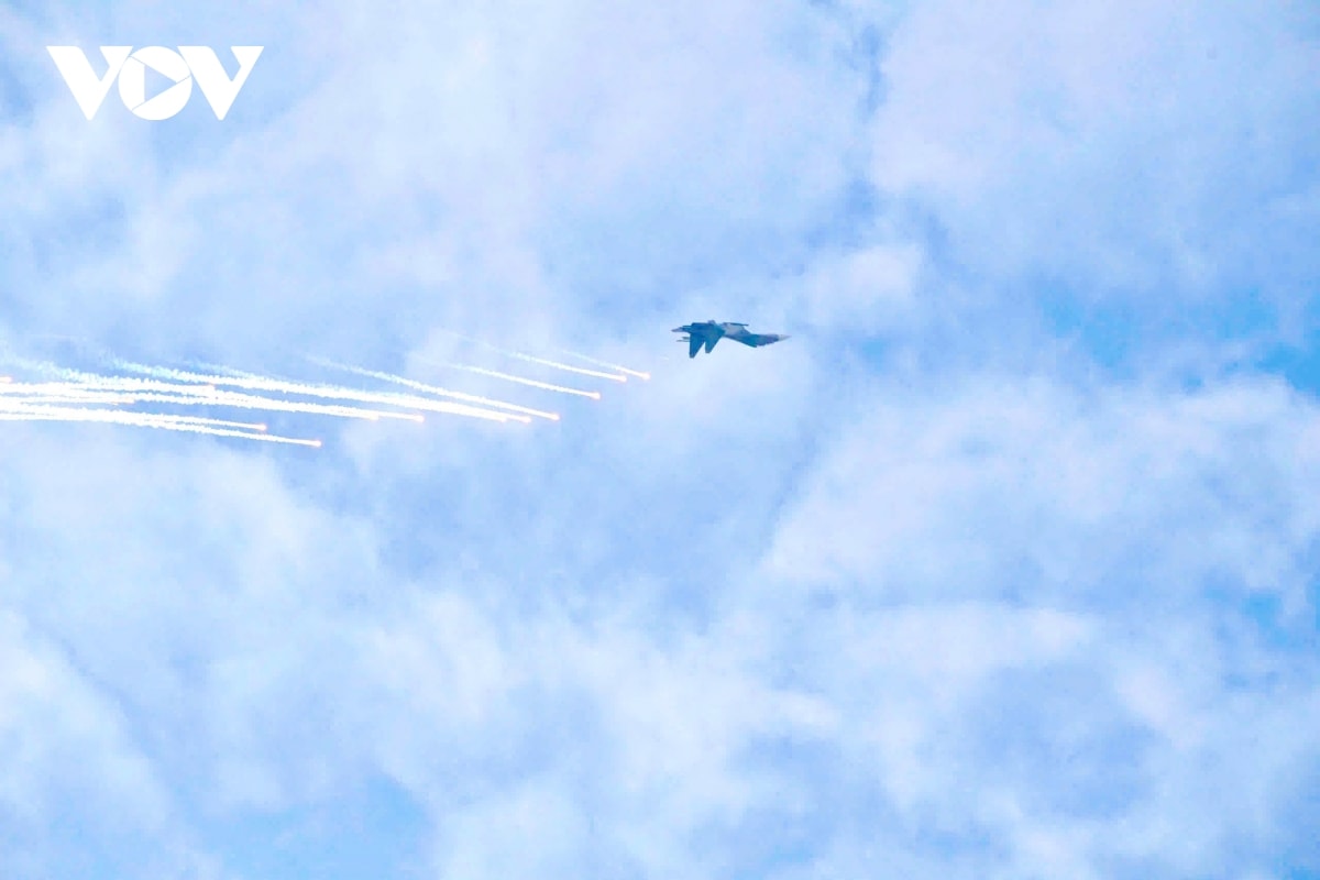 may bay su-30mk trinh dien tuyet ky vong khoan tha bay moi tren bau troi ha noi hinh anh 2