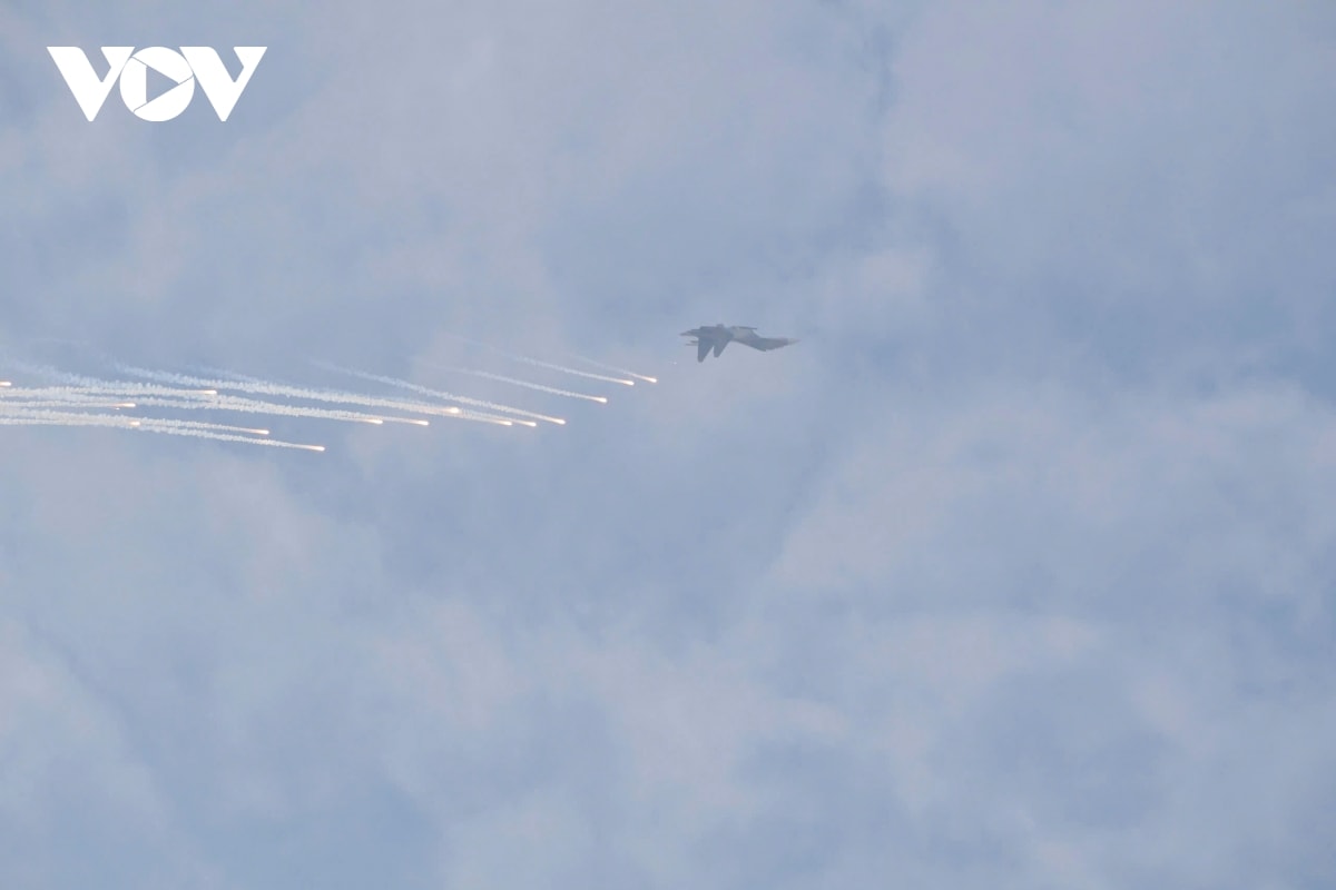 may bay su-30mk trinh dien tuyet ky vong khoan tha bay moi tren bau troi ha noi hinh anh 8