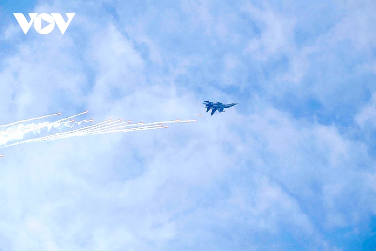 may bay su-30mk trinh dien tuyet ky vong khoan tha bay moi tren bau troi ha noi hinh anh 1