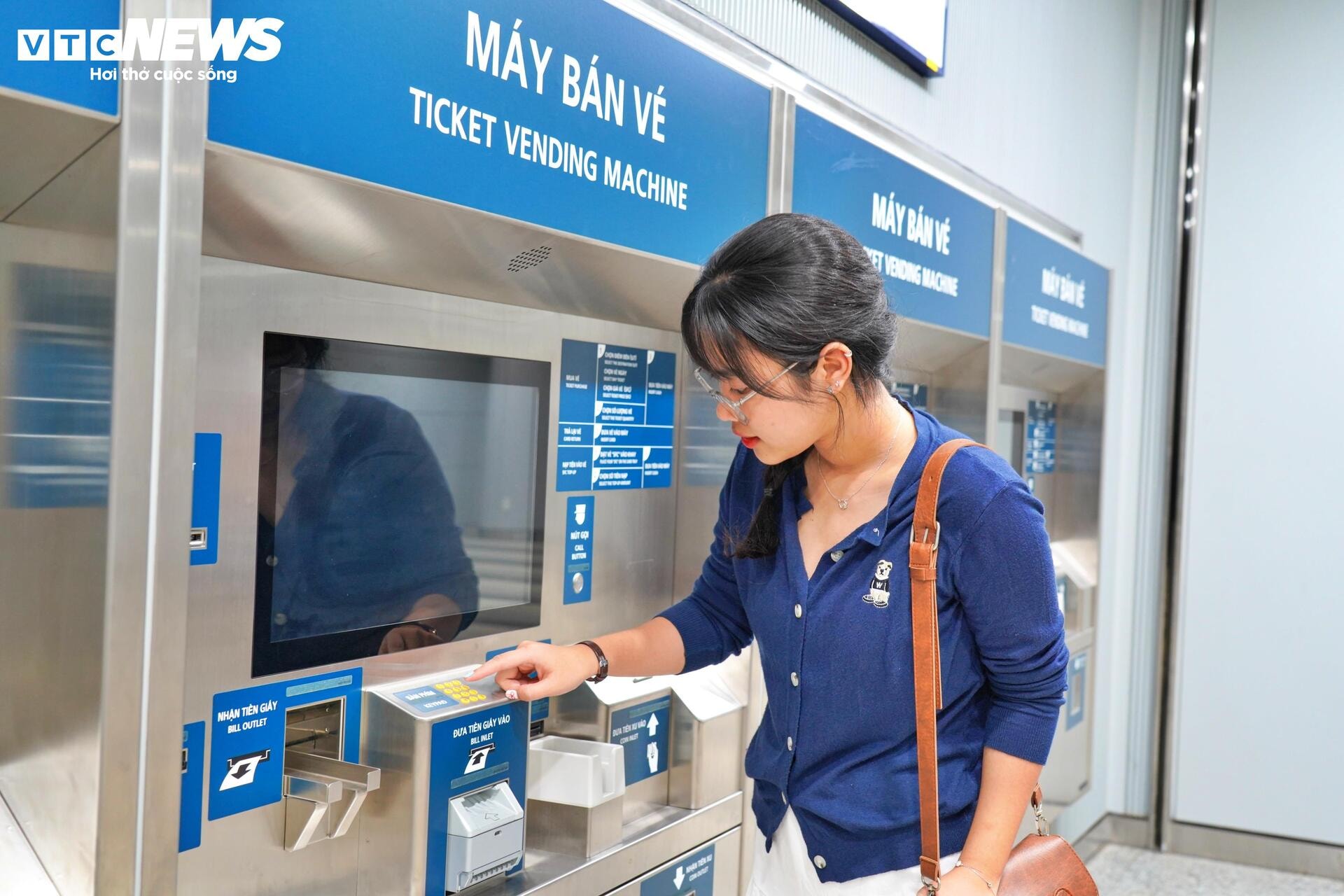 Giới trẻ thi nhau 'check-in' tàu Metro số 1 trước ngày chạy thương mại - 2