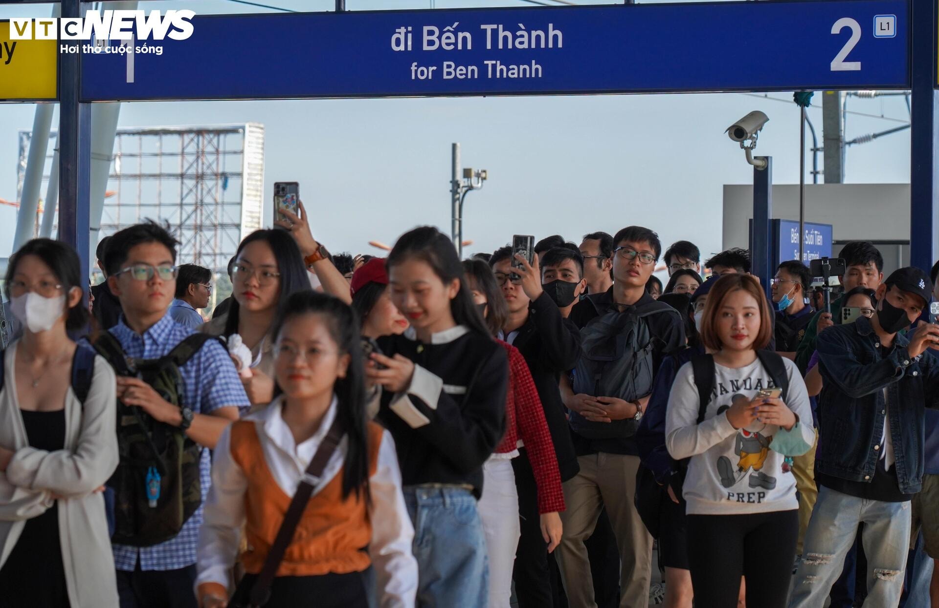 Giới trẻ thi nhau 'check-in' tàu Metro số 1 trước ngày chạy thương mại - 1