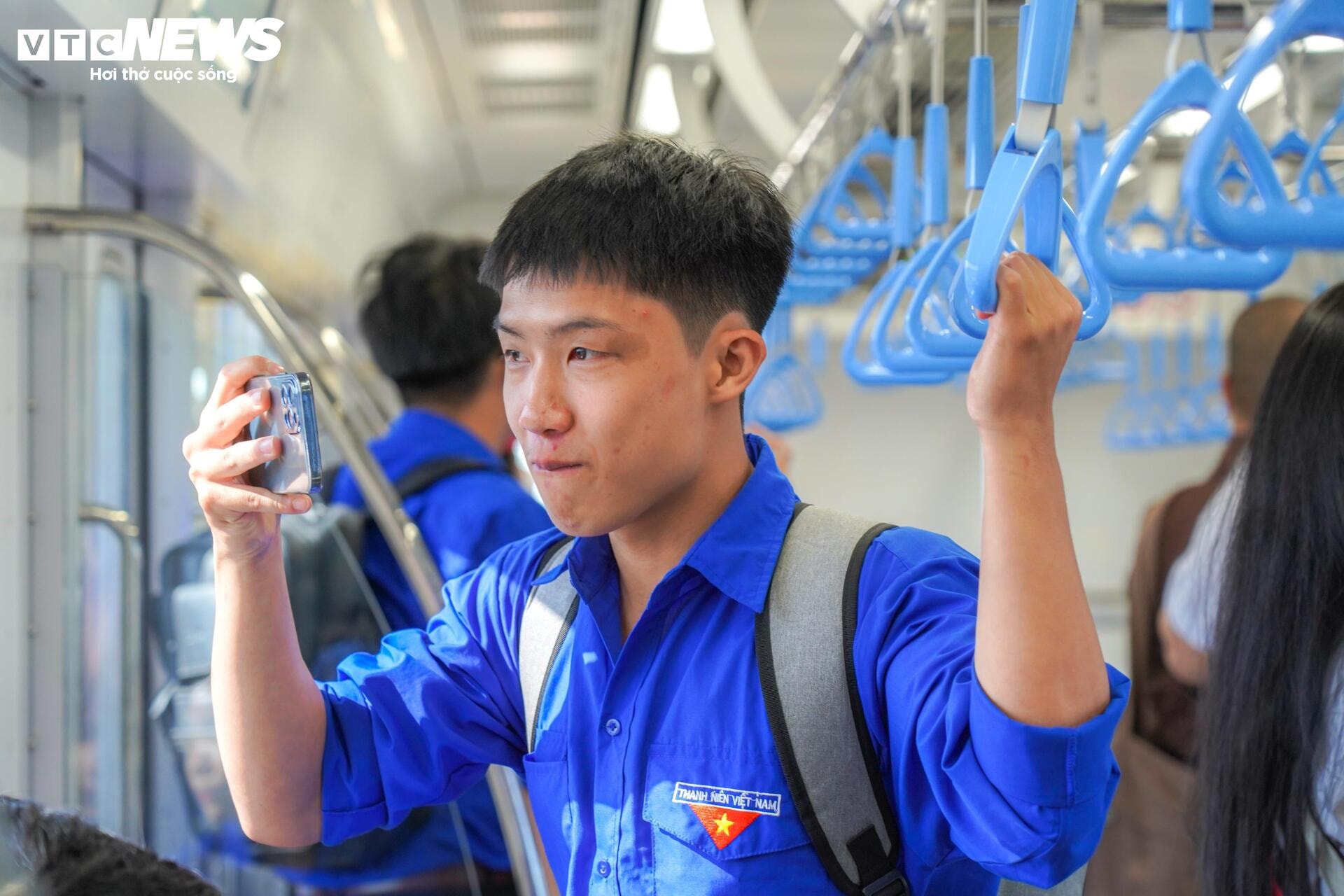 Giới trẻ thi nhau 'check-in' tàu Metro số 1 trước ngày chạy thương mại - 8