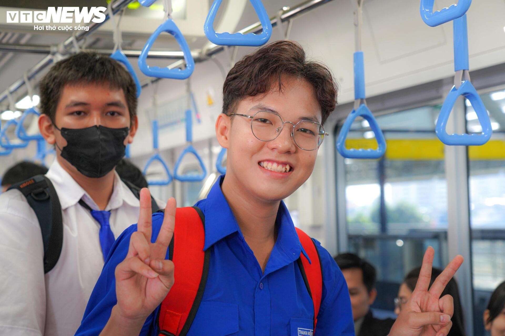 Giới trẻ thi nhau 'check-in' tàu Metro số 1 trước ngày chạy thương mại - 6