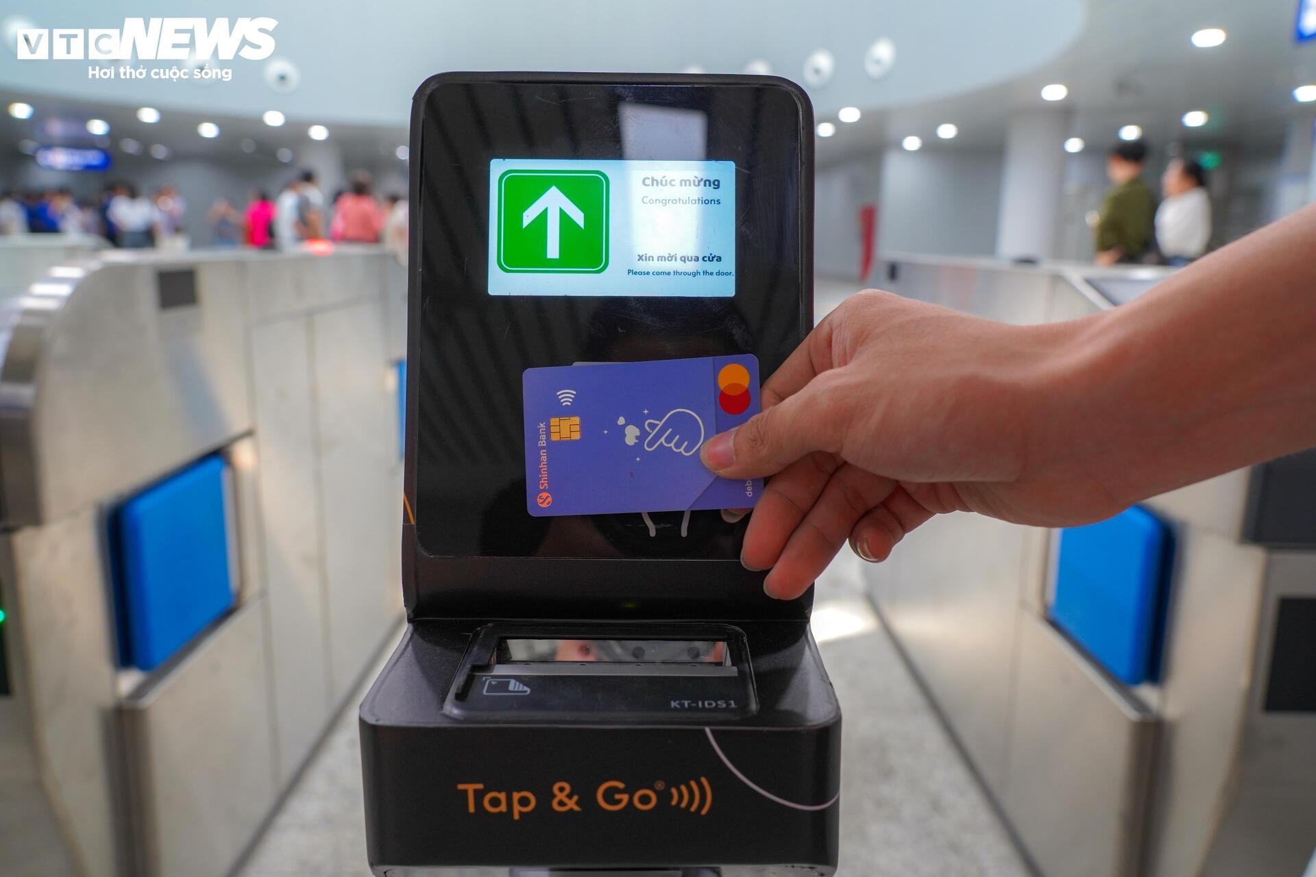 Giới trẻ thi nhau 'check-in' tàu Metro số 1 trước ngày chạy thương mại - 4