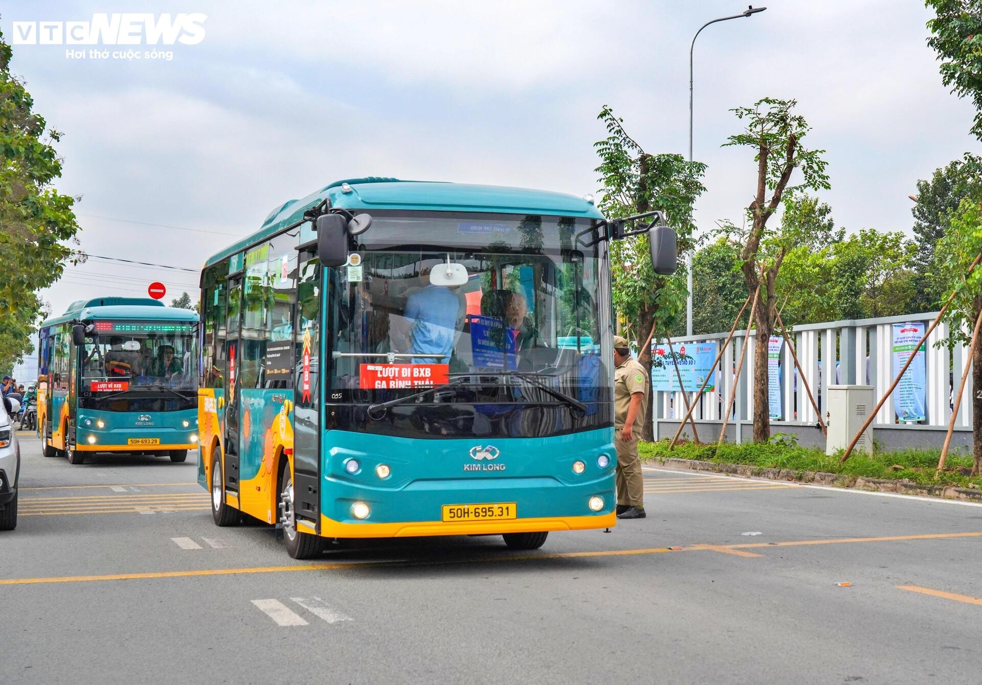 Giới trẻ thi nhau 'check-in' tàu Metro số 1 trước ngày chạy thương mại - 13