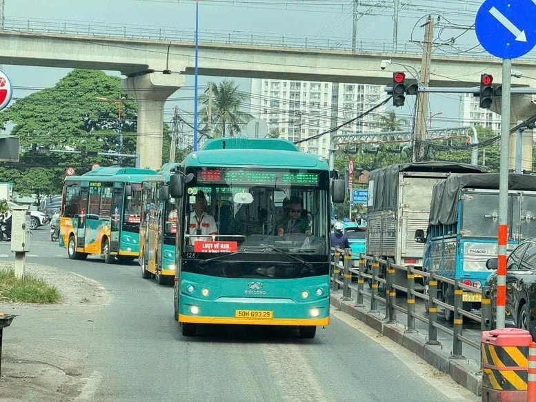 150 xe buýt điện đón khách tại 17 tuyến kết nối với metro có màu sắc, họa tiết dễ nhận diện, đã hoạt động nagy2 20/12. (Ảnh: C.P)